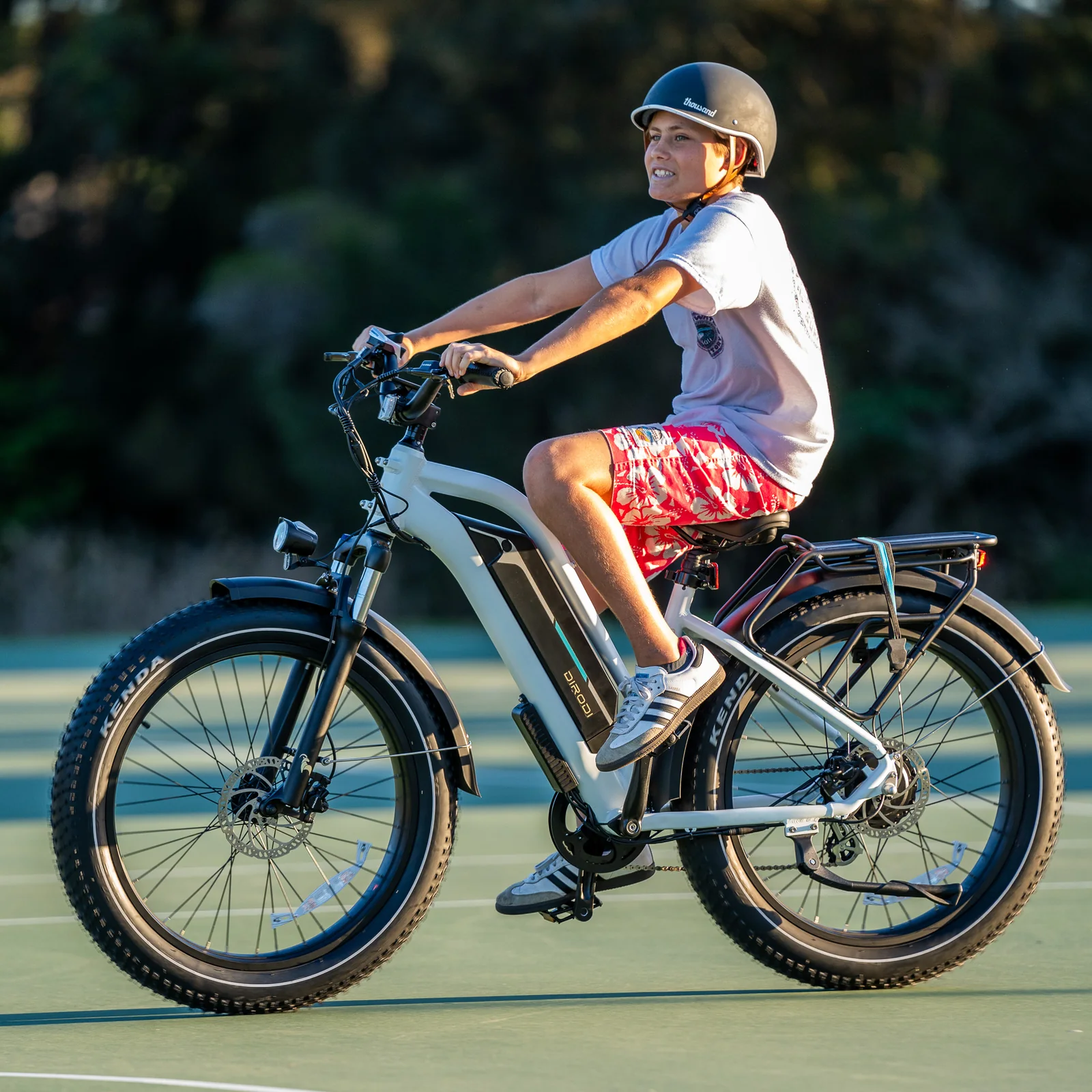Helmeted rider on a grey DiroDi Vivo fat-tyre e-bike